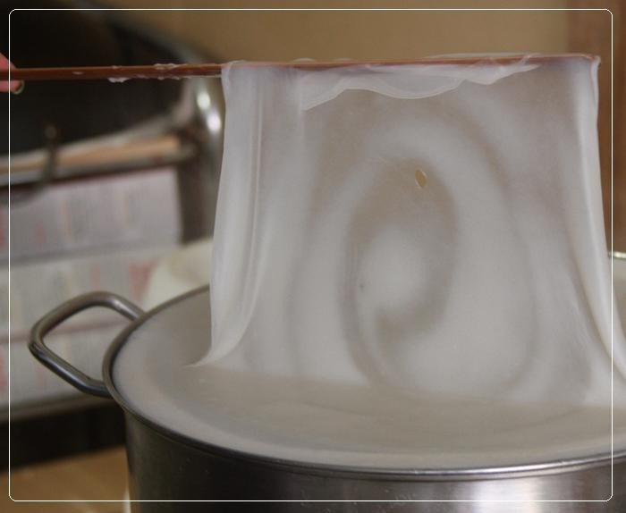 Những chiếc bánh cuốn nóng hổi, mềm mướt sau khi tráng, sẵn sàng để thưởng thức.