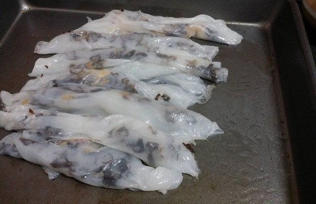 Những chiếc bánh cuốn nóng nhân thịt mộc nhĩ thơm lừng sau khi cuộn