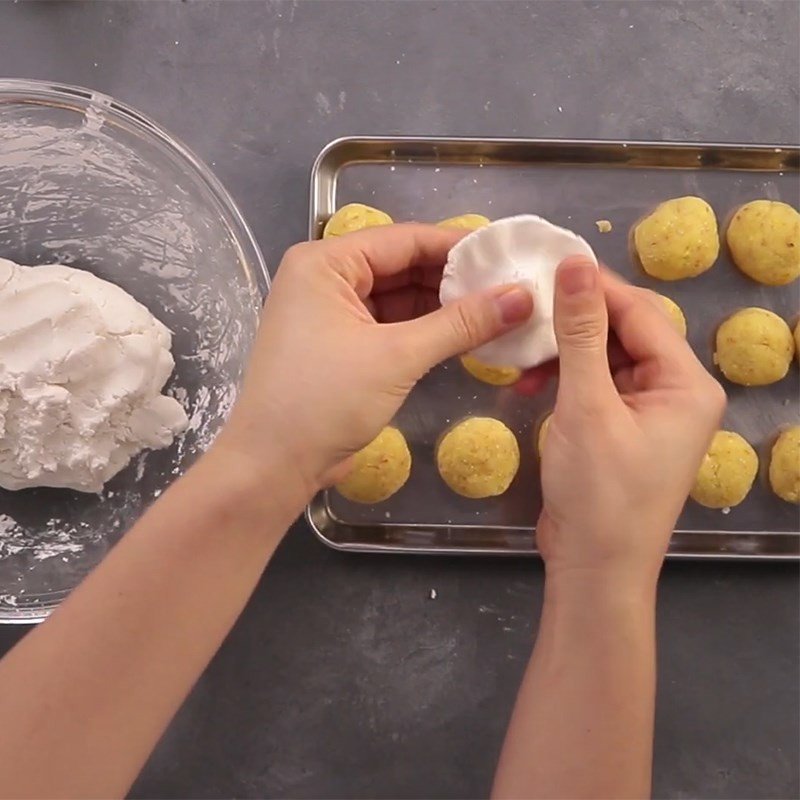 Những chiếc bánh giầy nhân đậu xanh đã được tạo hình tròn đều