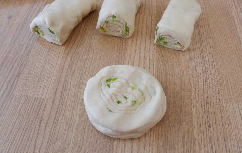 Những chiếc bánh hành chiên Trung Quốc đã được tạo hình tròn đều, sẵn sàng cho công đoạn chiên vàng.