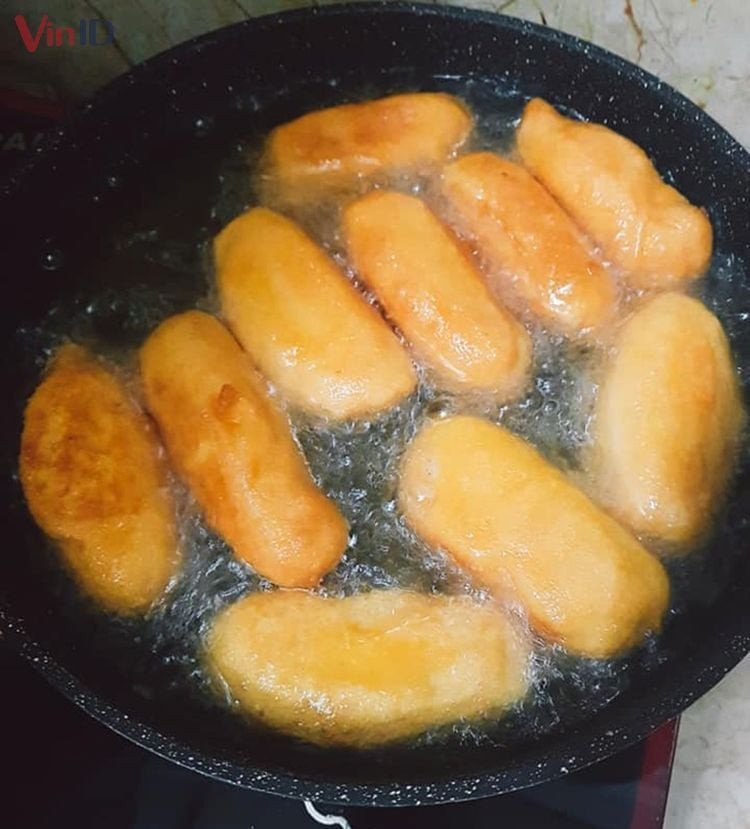 Những chiếc bánh khoai mì chiên chuối đang được chiên ngập dầu vàng đẹp