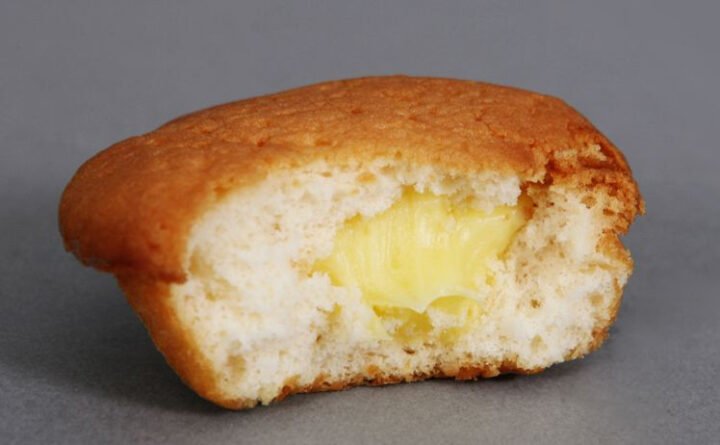 Những chiếc bánh trứng nướng vàng ươm, thơm lừng, vỏ bánh giòn xốp và nhân sữa đặc béo ngậy