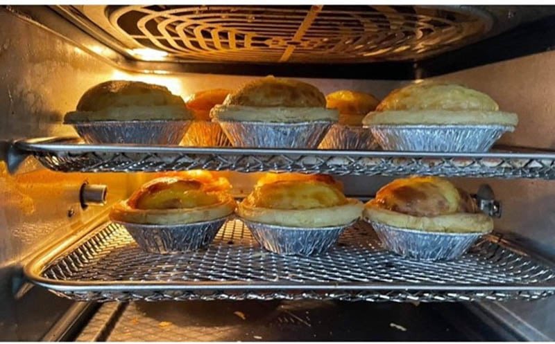 Những chiếc bánh trứng sữa nướng vàng ươm sau khi ra lò