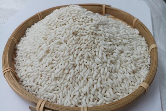 Những hạt gạo nếp căng tròn, trắng đục, thơm ngon để chuẩn bị cho cách nấu xôi bằng xửng hấp