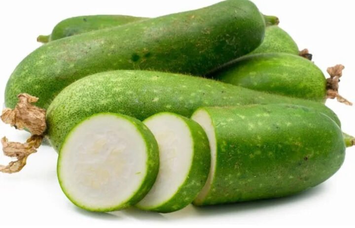 Những lát bí đao được phơi khô dưới nắng để chuẩn bị nấu trà