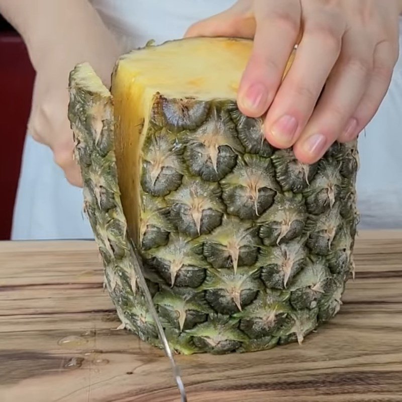 Những lát dứa đã gọt vỏ và rửa sạch, sẵn sàng cho công đoạn chế biến bánh phô mai nướng