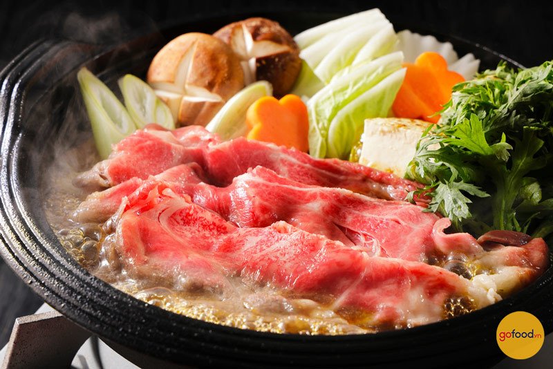 Những lát thịt bò Mỹ tươi ngon cùng các loại rau chuẩn bị cho món lẩu bò kim chi