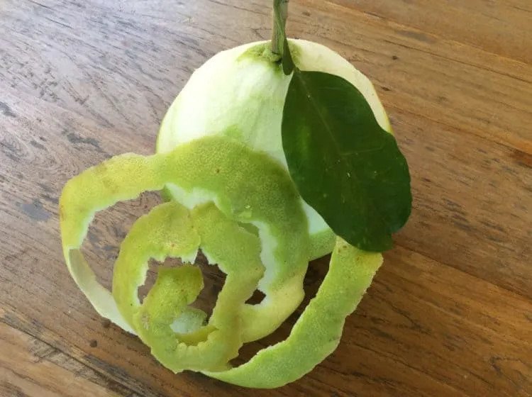 Những lát vỏ bưởi tươi đã sơ chế sẵn sàng cho quá trình nấu nước gội đầu