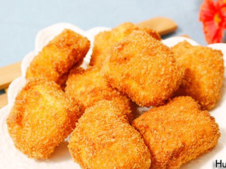 Những miếng bánh sữa chiên vàng ruộm, giòn rụm bên ngoài và mềm mịn, béo ngậy sữa đặc bên trong