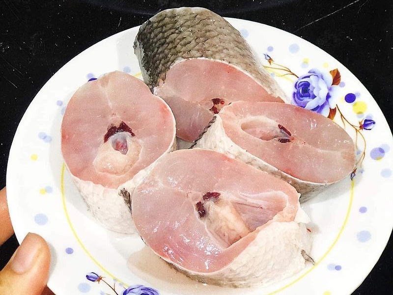 Những miếng cá ba sa tươi ngon đã được cắt khúc, sẵn sàng cho món kho