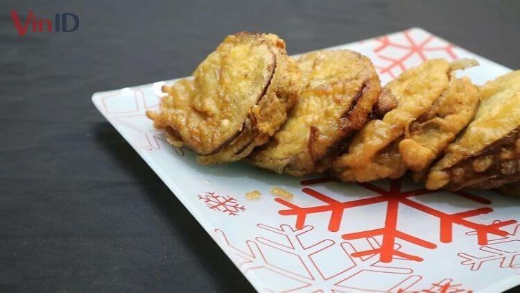 Những miếng cà tím nhồi thịt được chiên vàng giòn rụm hấp dẫn