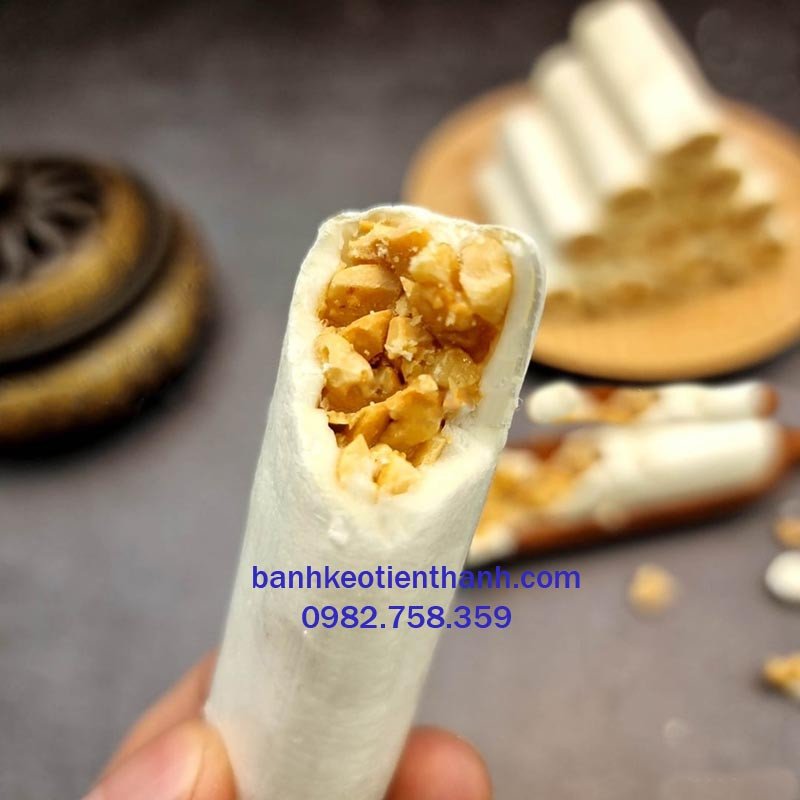 Những miếng kẹo dồi lạc được sắp xếp gọn gàng trên một chiếc đĩa trắng