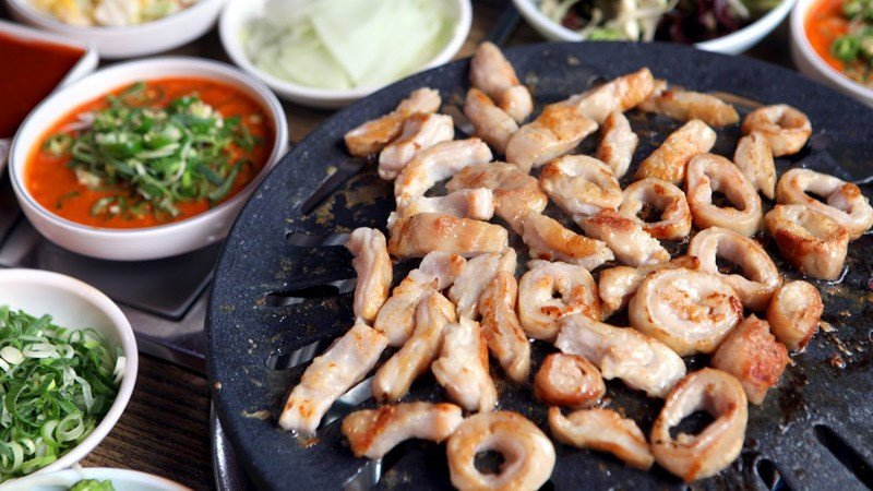 Những miếng lòng bò nướng vàng óng, thơm lừng trên bếp than