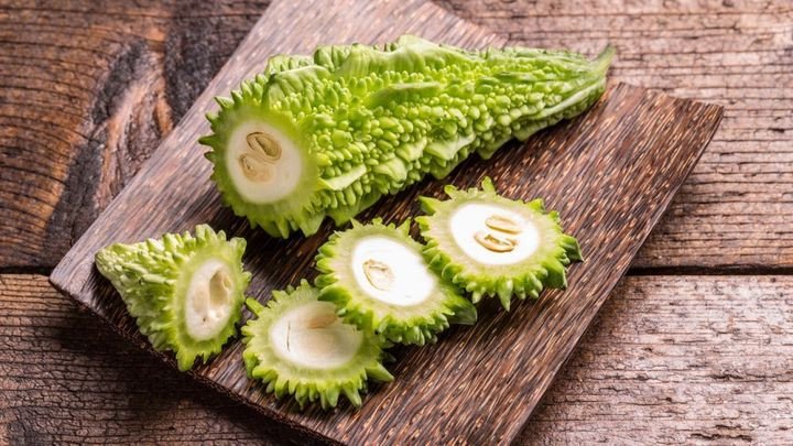 Những miếng mướp đắng khô được phơi và rang sẵn sàng để nấu nước.