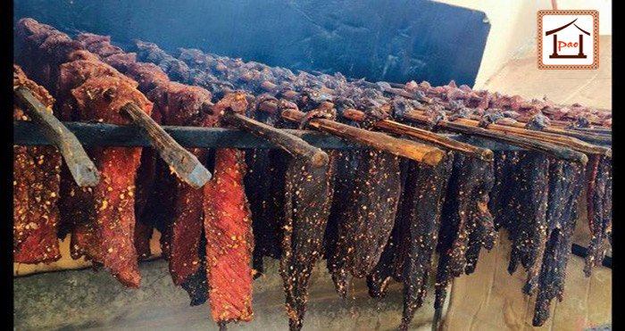 Những miếng thịt trâu gác bếp khô ráo, thơm ngon chuẩn bị cho quá trình bảo quản