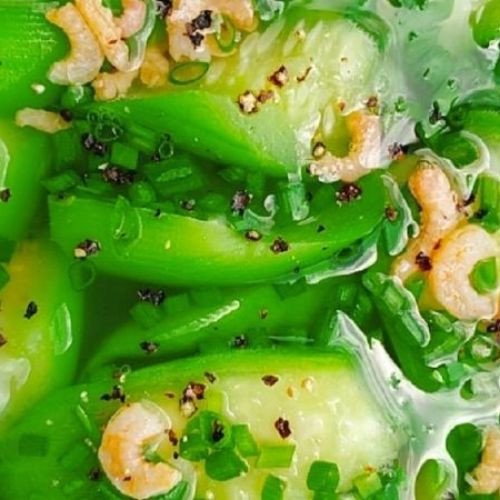 Những quả mướp hương tươi xanh, thon dài đang được lựa chọn để nấu canh, đảm bảo chất lượng.