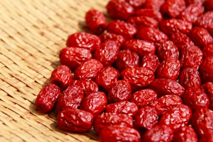Những quả táo đỏ tươi ngon được rửa sạch, sẵn sàng nấu chè