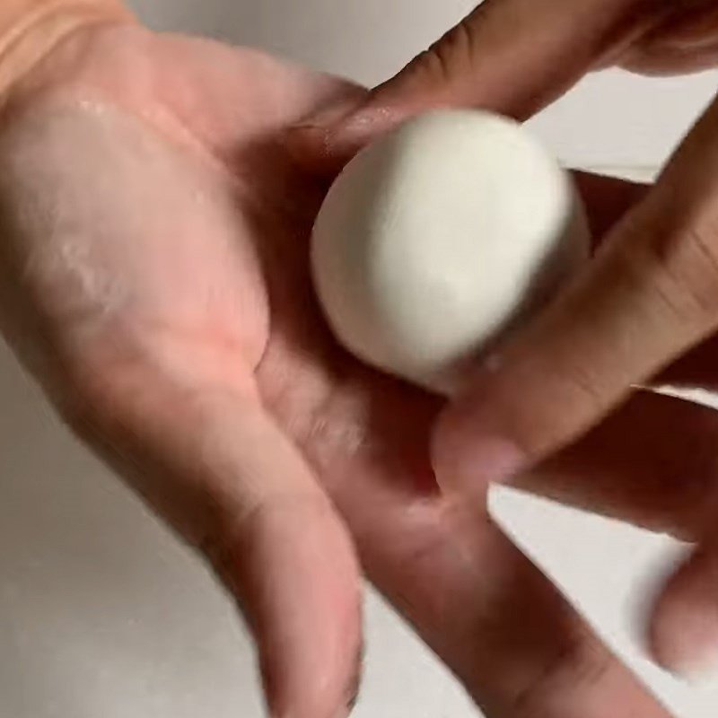 Những viên bánh trôi tàu nhân mè đen đã được nặn tròn đều, sẵn sàng để luộc