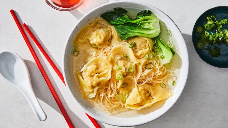 Những viên hoành thánh nhân tôm thịt hấp dẫn trong nước dùng