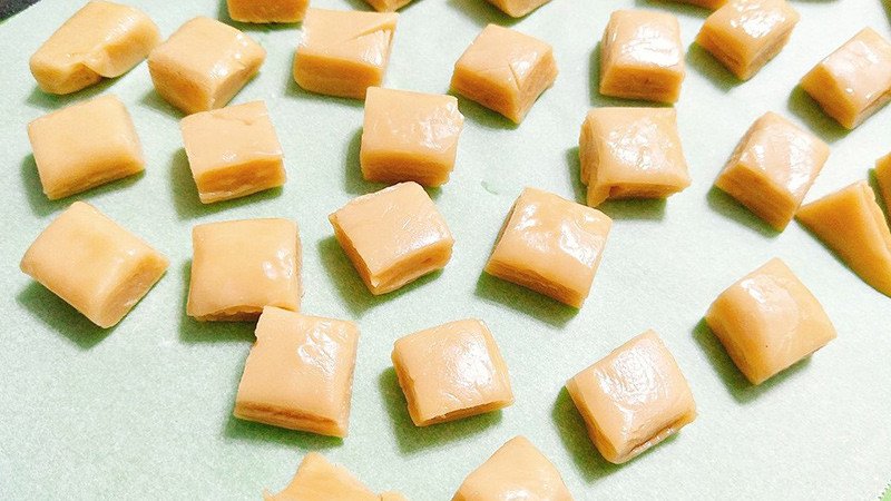 Những viên kẹo dừa hấp dẫn trên lá chuối xanh, biểu tượng của đặc sản miền Tây và những lợi ích dinh dưỡng tuyệt vời.