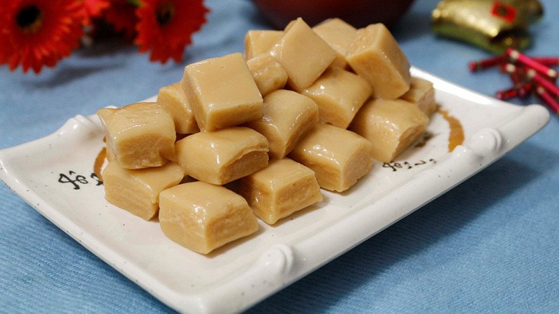 Những viên kẹo dừa trắng ngần, tượng trưng cho giá trị dinh dưỡng và calo mà chúng mang lại cho cơ thể.