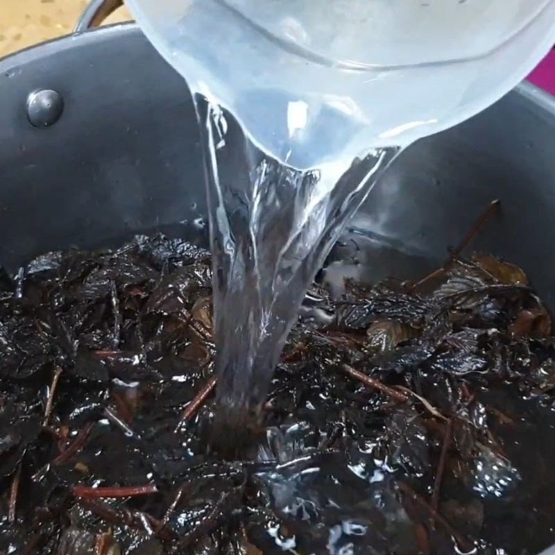 Ninh cây thạch đen Cao Bằng trong nồi áp suất để tiết kiệm thời gian.