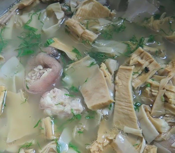 Ninh giò heo, xương với măng khô cho chín mềm