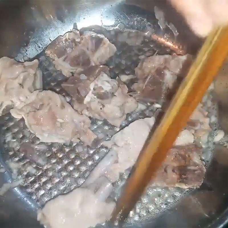 ninh xương heo để lấy nước dùng ngọt, công đoạn hầm xương cho món canh khoai từ