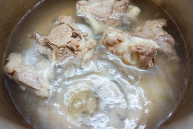 Ninh xương ống nấu lẩu thập cẩm hải sản