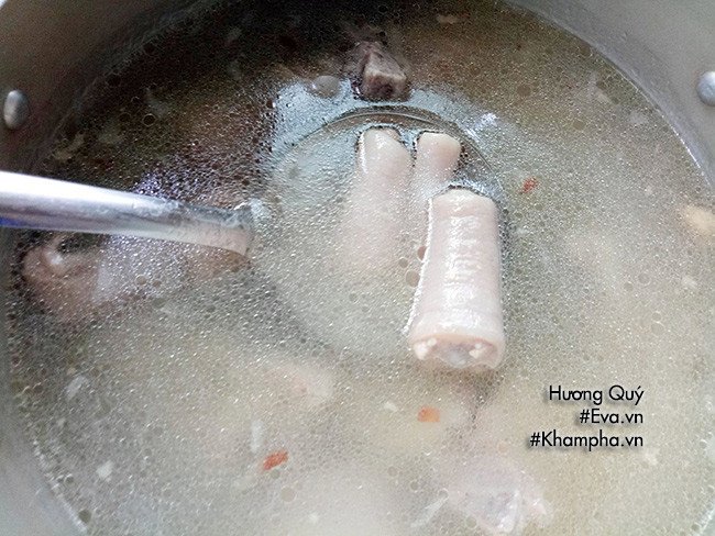 Nồi áp suất đang hầm đuôi heo