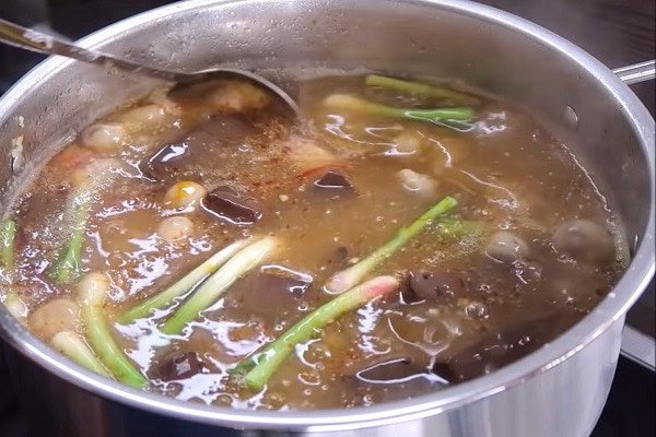 Nồi bánh canh cua ngon đậm đà với đa dạng nguyên liệu.