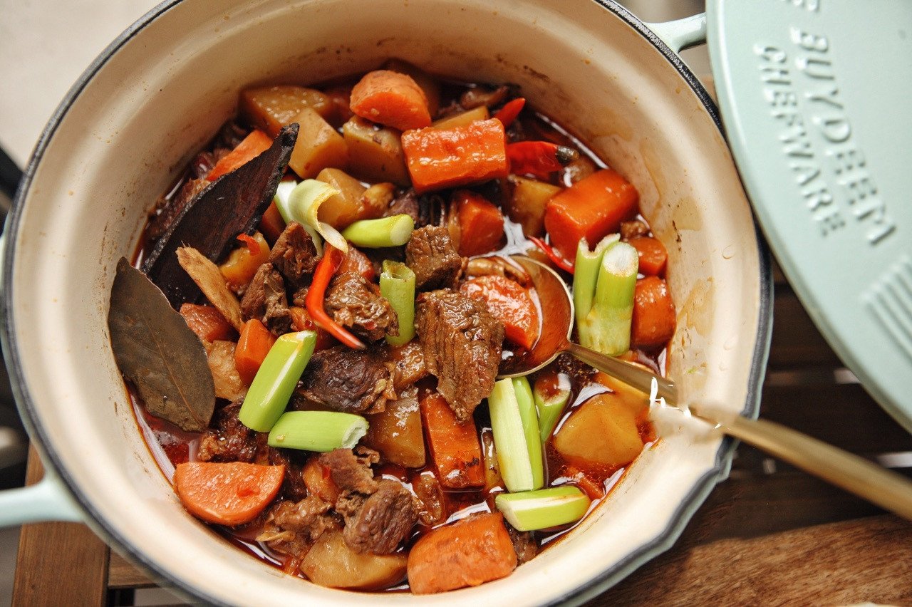 Nồi bò kho đã hoàn thành, màu sắc hấp dẫn với thịt bò mềm và rau củ thấm vị