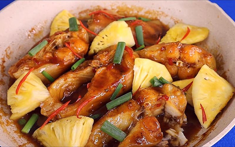 Nồi cá ba sa kho thơm vàng óng, với từng miếng cá và dứa thấm vị