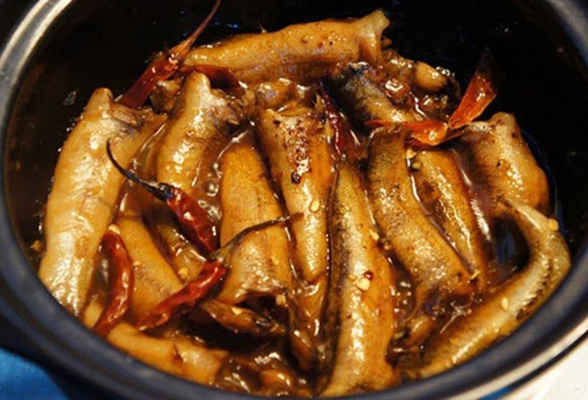 Nồi cá bống kho tiêu đậm đà, màu sắc hấp dẫn sau khi hoàn thành