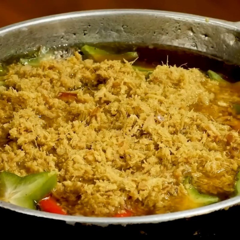 Nồi cá kho riềng hoàn chỉnh, sẵn sàng cho quá trình đun liu riu