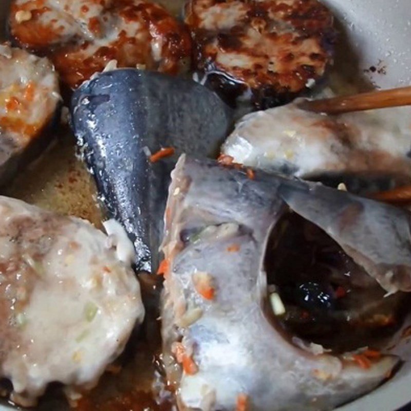 nồi cá ngừ kho nước dừa thơm lừng