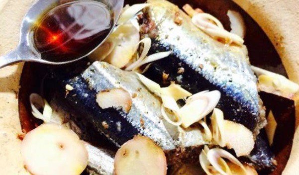 Nồi cá nục đang được ướp với nước màu và gia vị, chuẩn bị lên bếp kho riềng sả.