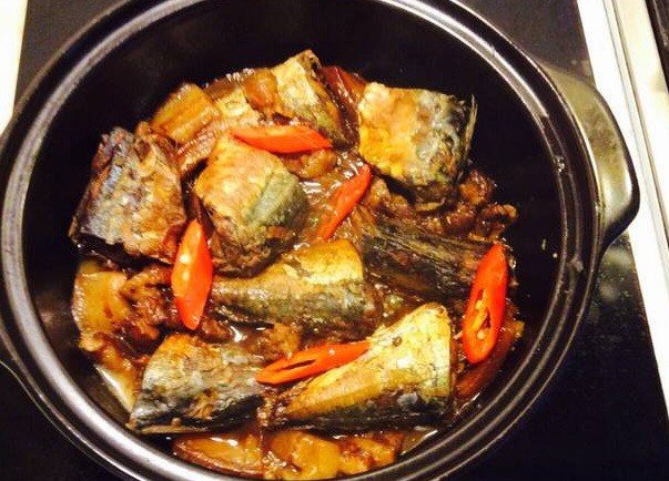 Nồi cá nục kho thịt ba chỉ đang sôi liu riu, nước sốt thấm đều vào từng miếng.