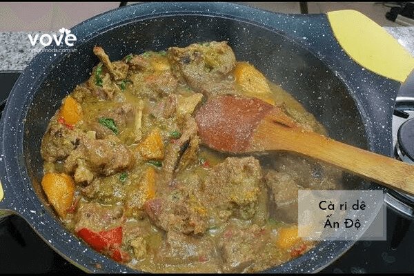 Nồi cà ri dê Ấn Độ đang được ninh nhừ, tỏa hương thơm ngào ngạt