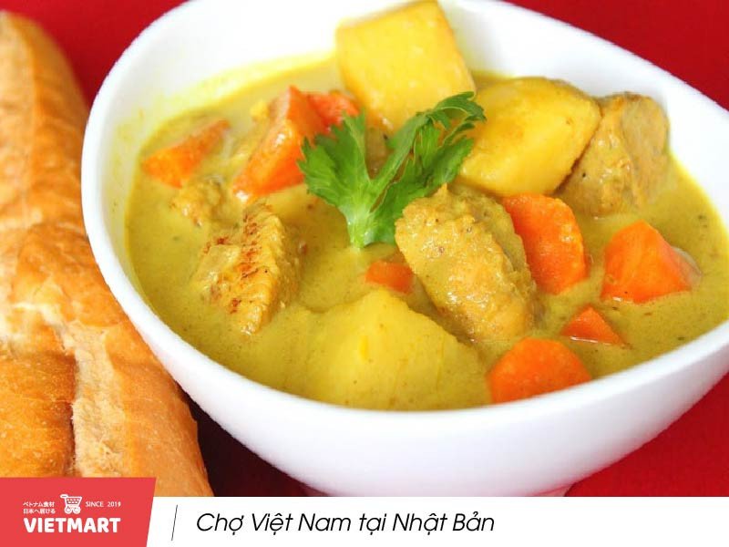 Nồi cà ri gà ngon đang hầm sánh mịn trên bếp