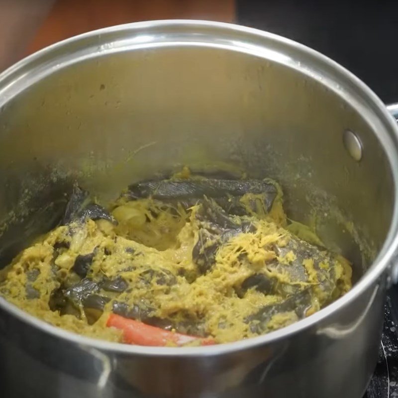 Nồi cá trê om riềng mẻ đang sôi trên bếp