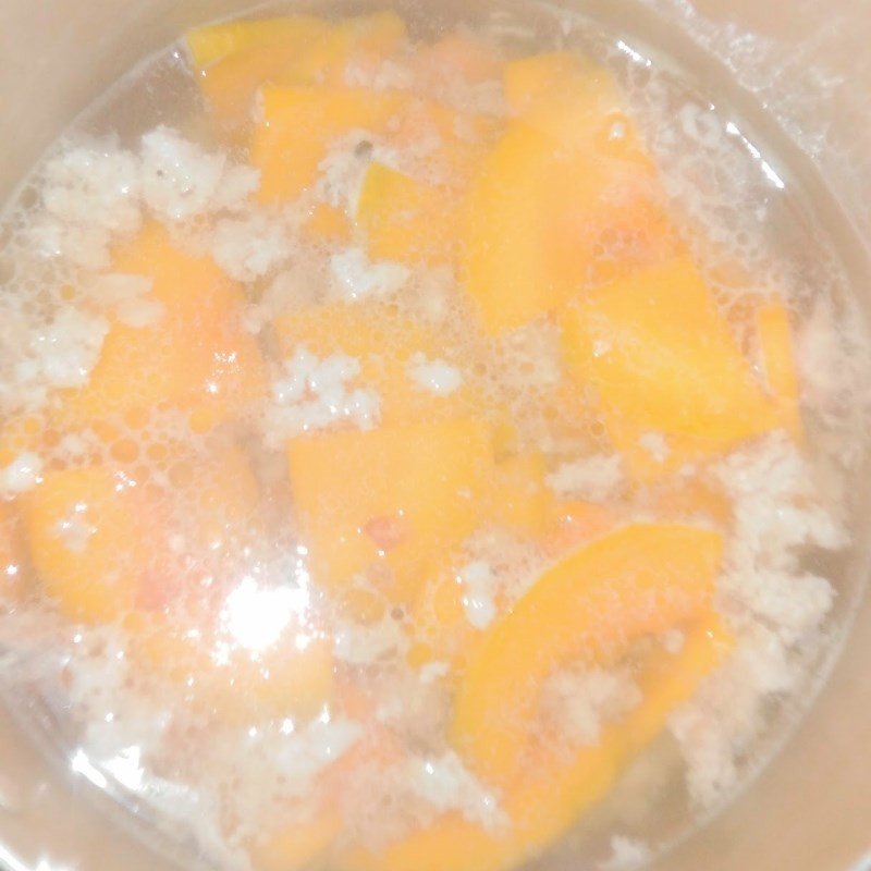 Nồi canh bí đỏ thịt bằm đang được nấu