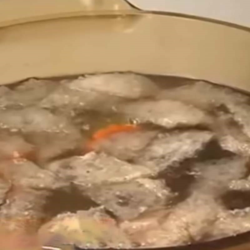 Nồi canh bóng miền Bắc với bóng bì, rau củ và thịt đang sôi
