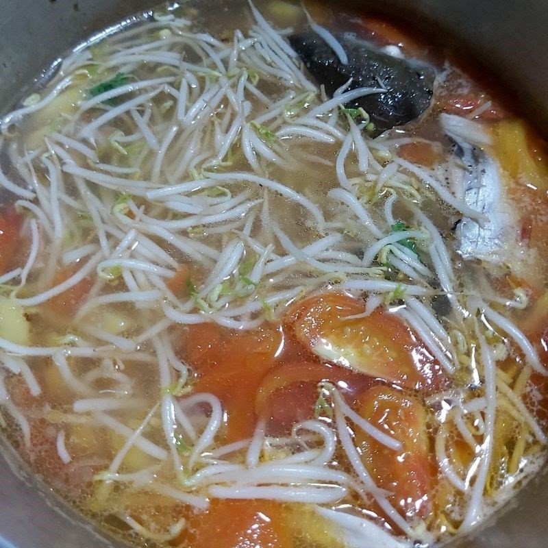 Nồi canh cá hồi sau khi đã nêm nếm gia vị, có màu sắc hấp dẫn và hương vị đặc trưng