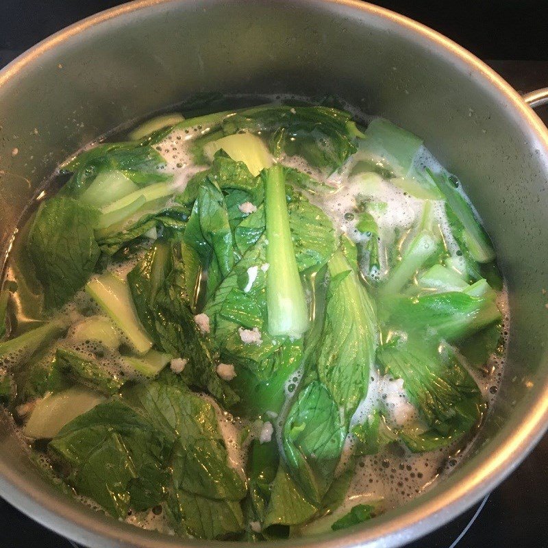 Nồi canh cải thìa tôm tươi đang sôi trên bếp, bốc khói nghi ngút đầy hấp dẫn