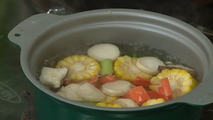 Nồi canh chay thập cẩm đang sôi trên bếp