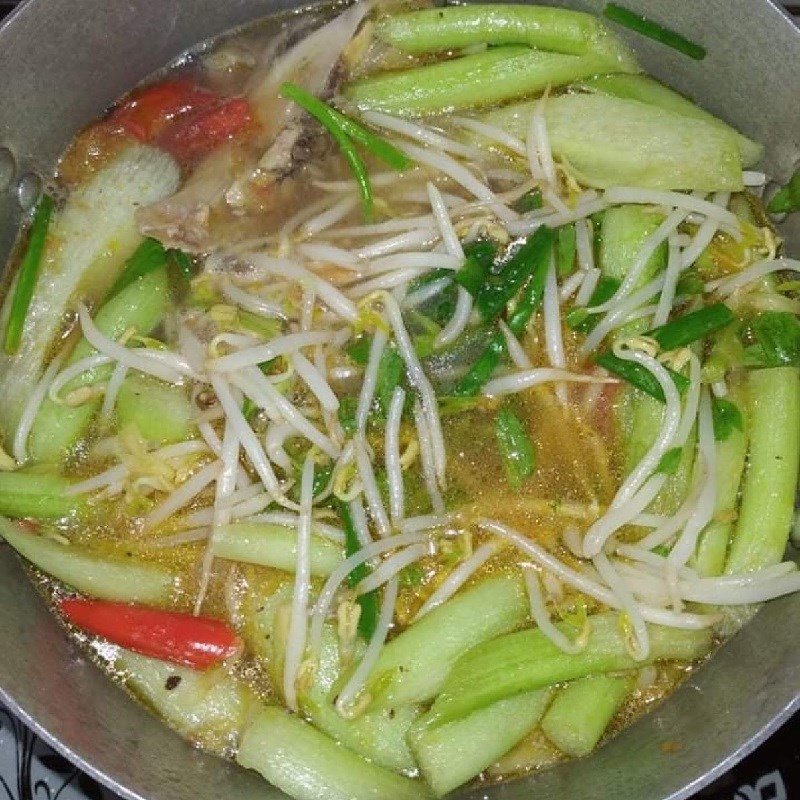 Nồi canh chua cá basa hoàn thành - múc ra tô
