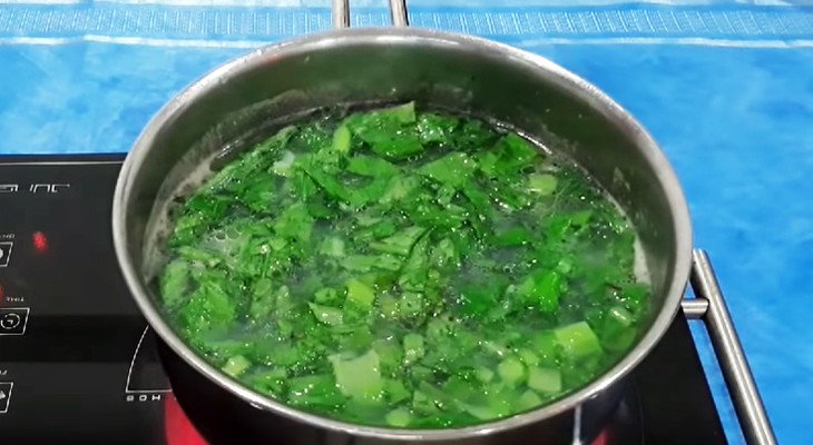 Nồi canh hàu và cải bẹ xanh đang nấu sôi