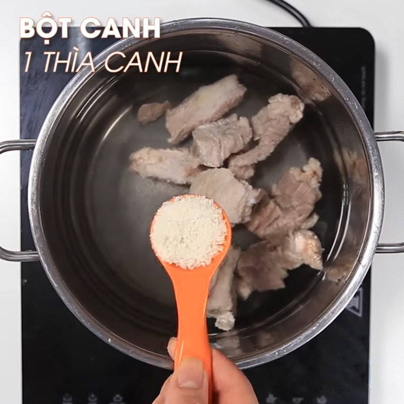 Nồi canh khoai môn hầm xương đang sôi trên bếp