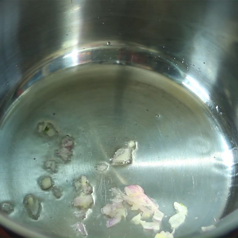 Nồi canh khoai tây thịt băm đang sôi